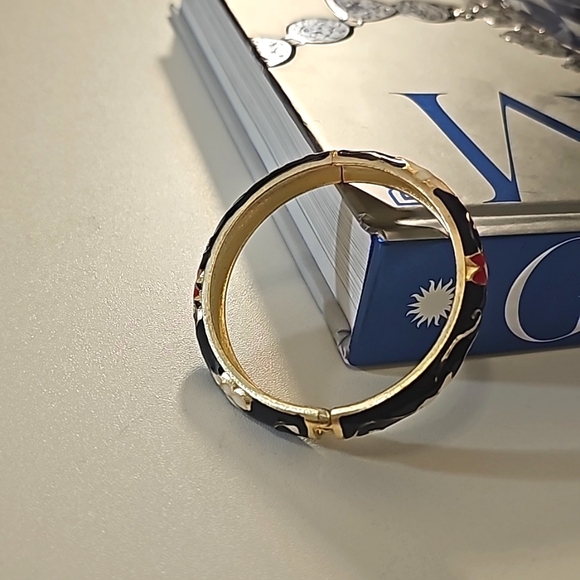 Vintage Gold Tone Enamel Flower Design Cuff Clamper Bracelet. - Picture 4 of 8